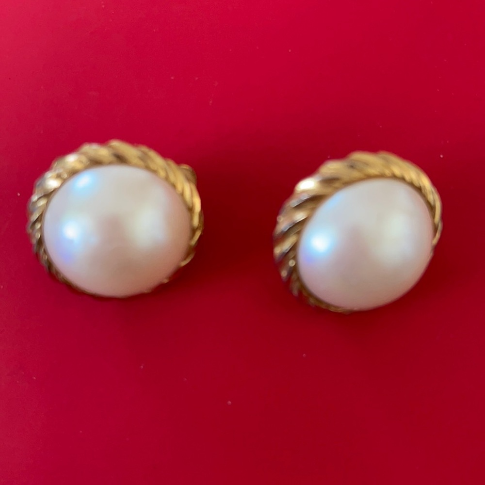 Pearl with gold trim costume jewelry clip on super comfortable pair of earrings.